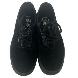 Vans Black Velvet Lace-Up in Size 8 Women’s (Men’s 6.5)